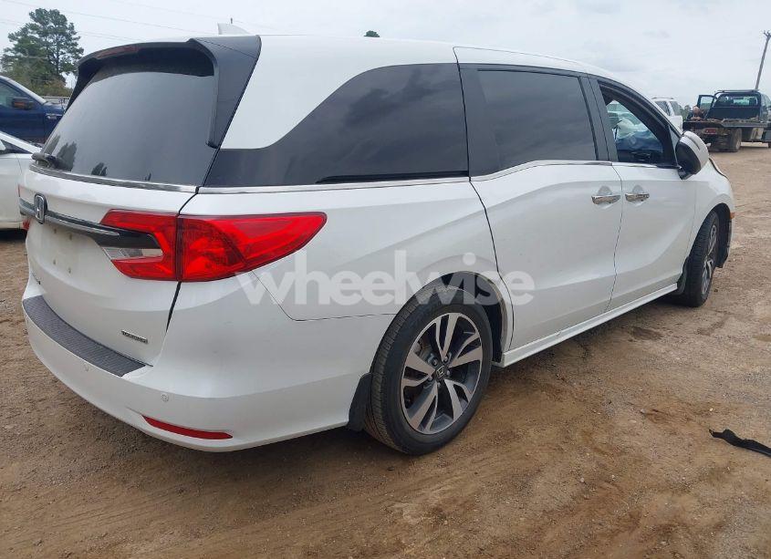 Photo 4 of 2021 Honda Odyssey TOURING (VIN 5FNRL6H82MB024271)