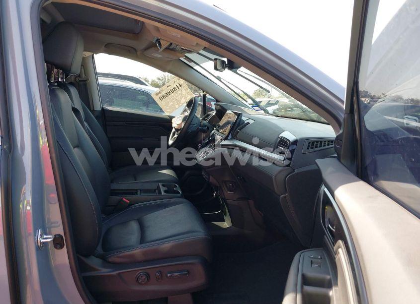 Photo 5 of 2024 Honda Odyssey TOURING (VIN 5FNRL6H82RB027601)