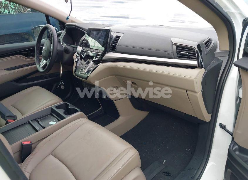 Photo 5 of 2024 Honda Odyssey TOURING (VIN 5FNRL6H82RB037738)