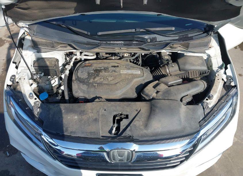 Photo 10 of 2018 Honda Odyssey TOURING (VIN 5FNRL6H83JB013808)