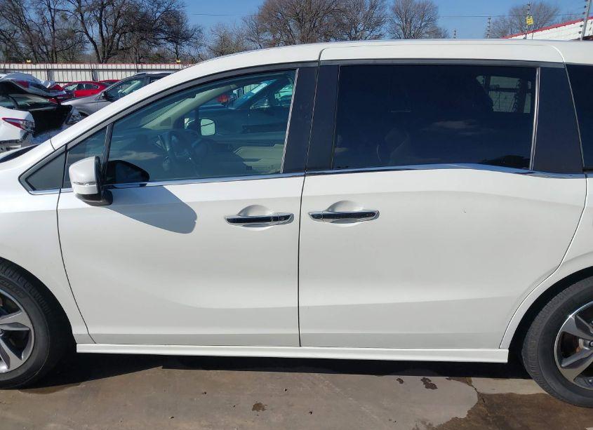 Photo 15 of 2018 Honda Odyssey TOURING (VIN 5FNRL6H83JB013808)