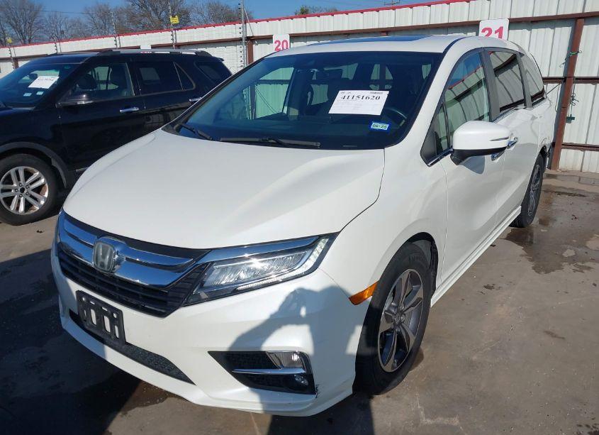 Photo 2 of 2018 Honda Odyssey TOURING (VIN 5FNRL6H83JB013808)