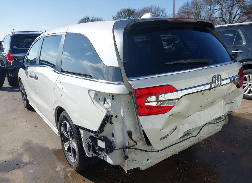 Photo 3 of 2018 Honda Odyssey TOURING (VIN 5FNRL6H83JB013808)