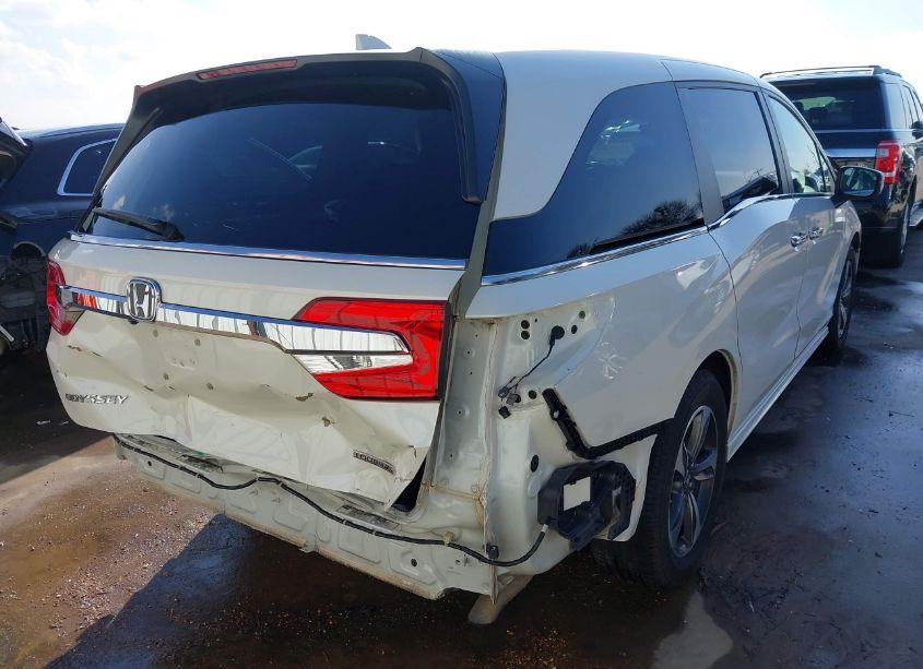 Photo 4 of 2018 Honda Odyssey TOURING (VIN 5FNRL6H83JB013808)