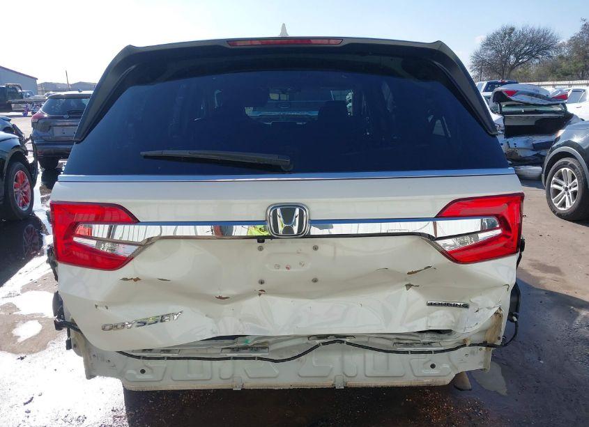 Photo 6 of 2018 Honda Odyssey TOURING (VIN 5FNRL6H83JB013808)