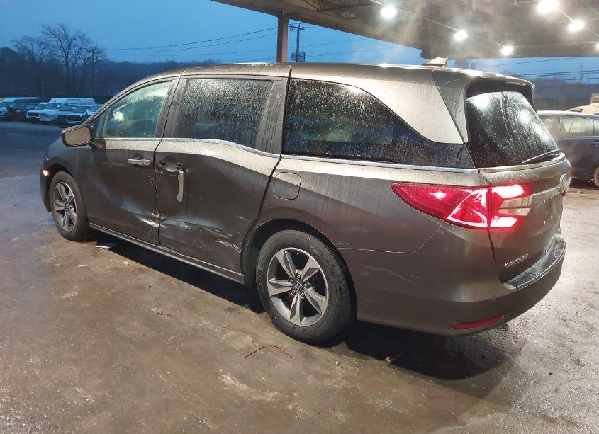 Photo 3 of 2018 Honda Odyssey TOURING (VIN 5FNRL6H83JB038823)