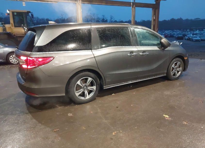 Photo 4 of 2018 Honda Odyssey TOURING (VIN 5FNRL6H83JB038823)