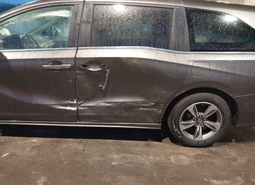 Photo 6 of 2018 Honda Odyssey TOURING (VIN 5FNRL6H83JB038823)