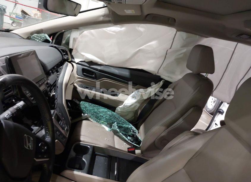 Photo 5 of 2019 Honda Odyssey TOURING (VIN 5FNRL6H83KB051363)