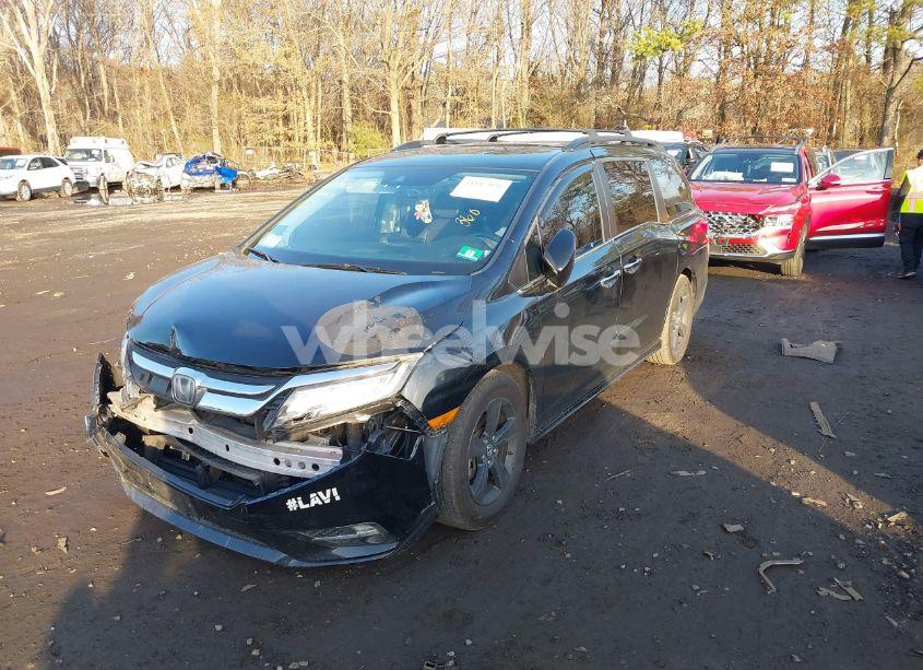 Photo 2 of 2018 Honda Odyssey TOURING (VIN 5FNRL6H84JB028883)