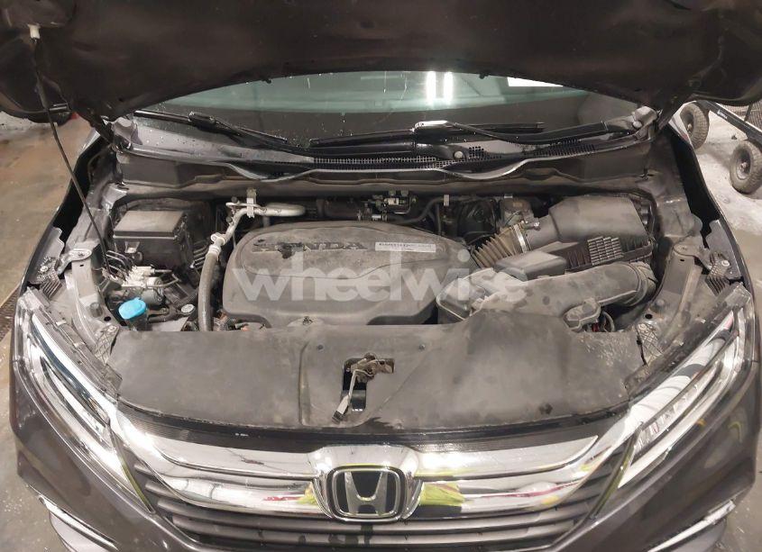 Photo 10 of 2018 Honda Odyssey TOURING (VIN 5FNRL6H84JB041309)