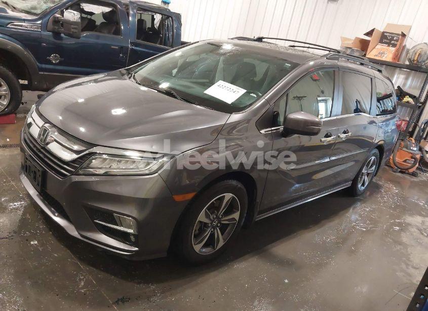 Photo 2 of 2018 Honda Odyssey TOURING (VIN 5FNRL6H84JB041309)