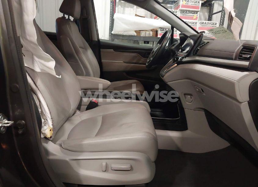 Photo 5 of 2018 Honda Odyssey TOURING (VIN 5FNRL6H84JB041309)