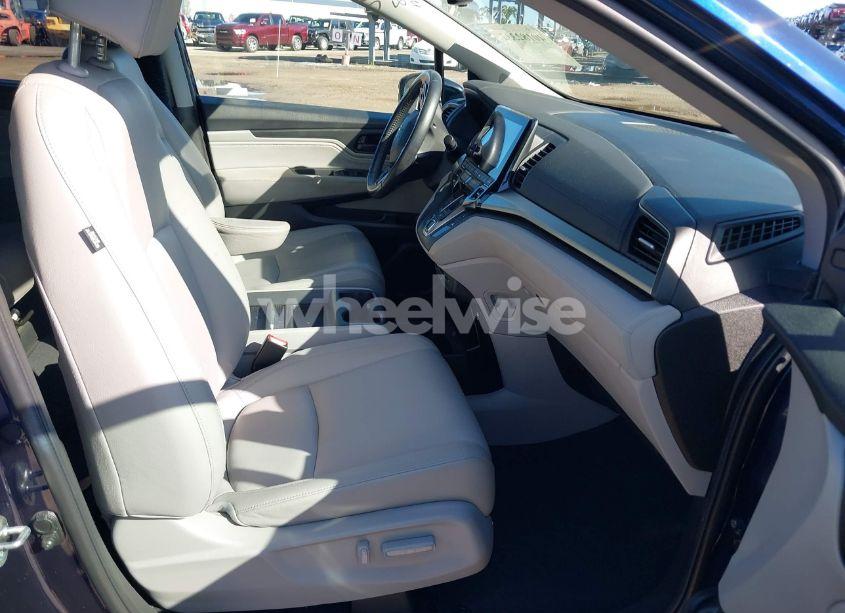 Photo 5 of 2019 Honda Odyssey TOURING (VIN 5FNRL6H84KB069984)