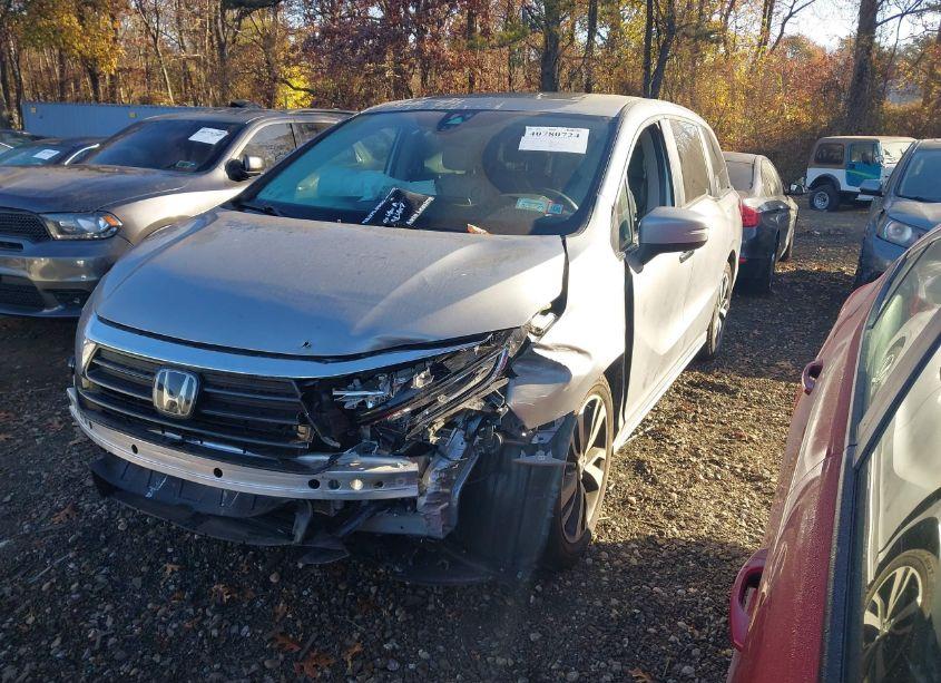 Photo 2 of 2024 Honda Odyssey TOURING (VIN 5FNRL6H85RB018746)