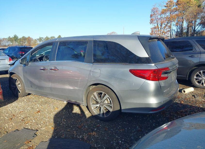 Photo 3 of 2024 Honda Odyssey TOURING (VIN 5FNRL6H85RB018746)