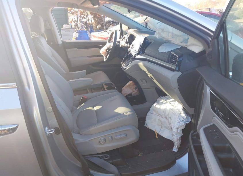 Photo 5 of 2024 Honda Odyssey TOURING (VIN 5FNRL6H85RB018746)