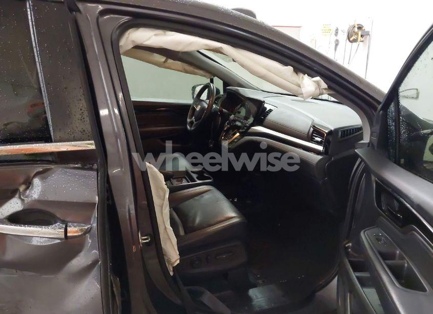 Photo 5 of 2021 Honda Odyssey TOURING (VIN 5FNRL6H86MB026038)