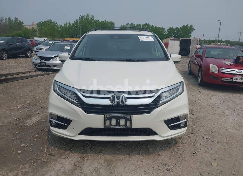 Photo 12 of 2018 Honda Odyssey TOURING (VIN 5FNRL6H87JB005100)