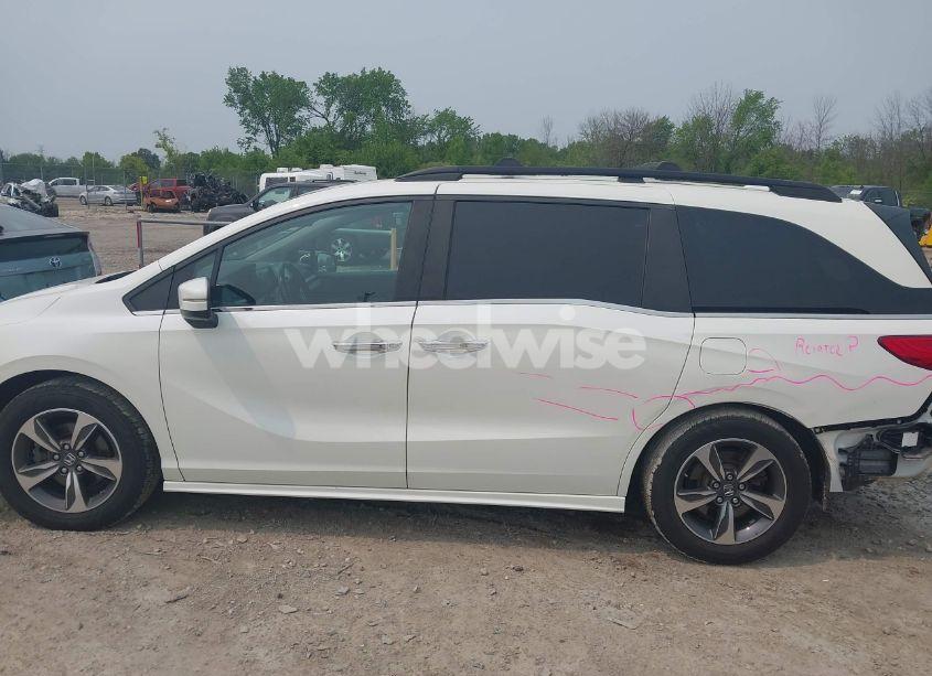 Photo 14 of 2018 Honda Odyssey TOURING (VIN 5FNRL6H87JB005100)