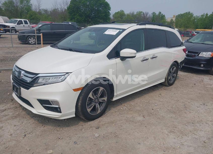Photo 2 of 2018 Honda Odyssey TOURING (VIN 5FNRL6H87JB005100)
