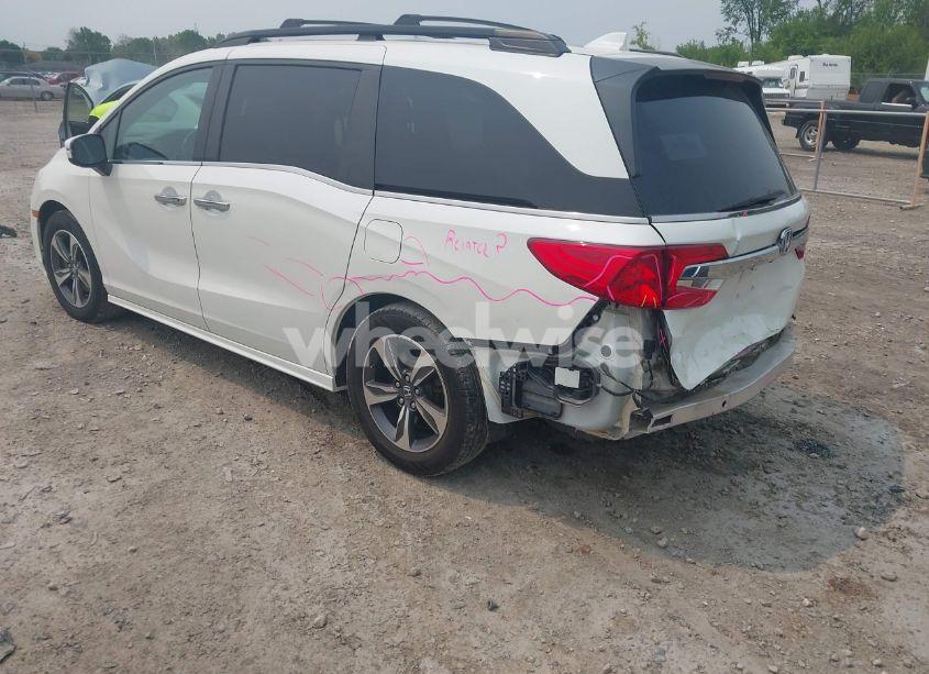 Photo 3 of 2018 Honda Odyssey TOURING (VIN 5FNRL6H87JB005100)