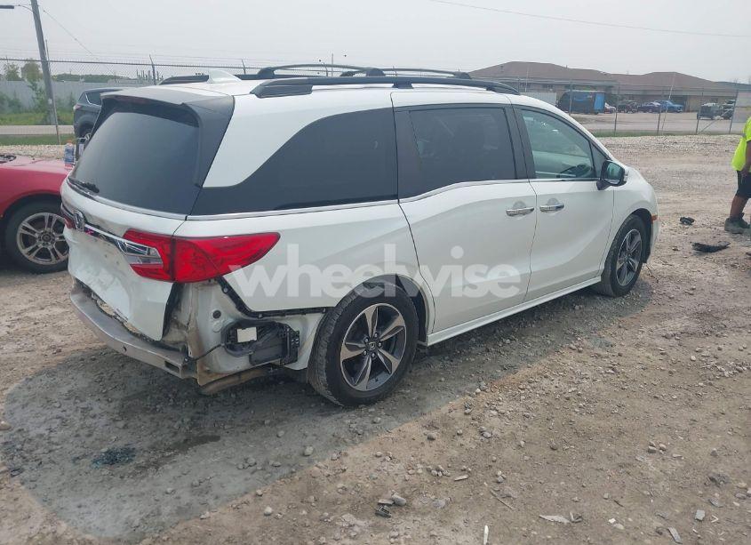 Photo 4 of 2018 Honda Odyssey TOURING (VIN 5FNRL6H87JB005100)