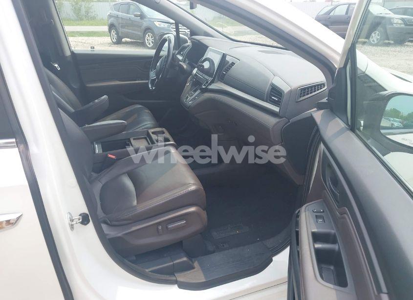 Photo 5 of 2018 Honda Odyssey TOURING (VIN 5FNRL6H87JB005100)