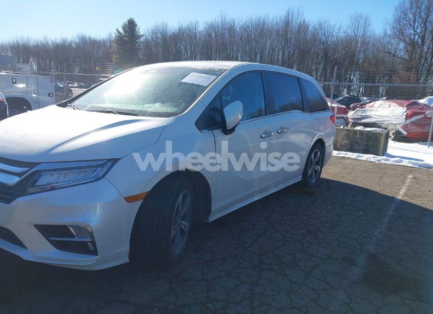 Photo 2 of 2018 Honda Odyssey TOURING (VIN 5FNRL6H88JB028093)