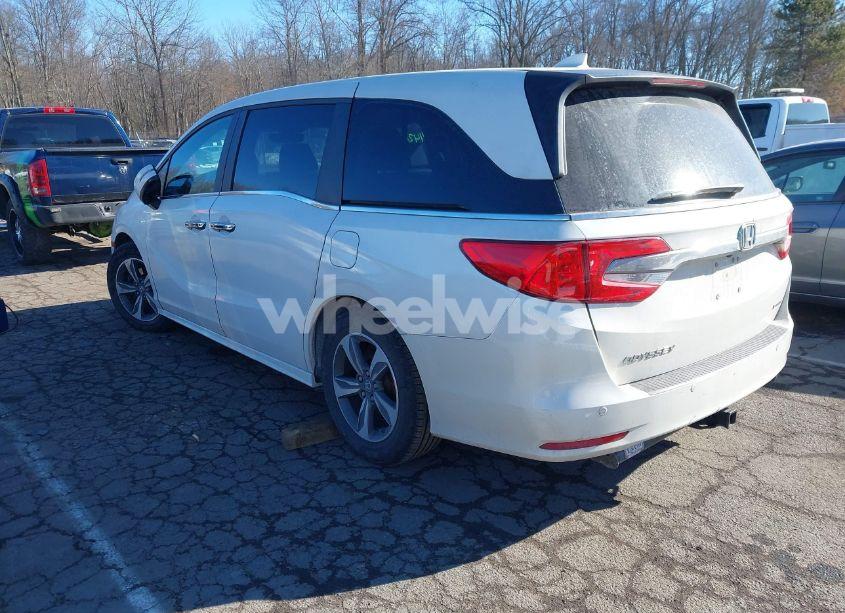 Photo 3 of 2018 Honda Odyssey TOURING (VIN 5FNRL6H88JB028093)