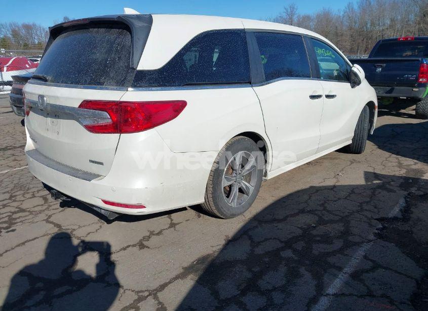 Photo 4 of 2018 Honda Odyssey TOURING (VIN 5FNRL6H88JB028093)