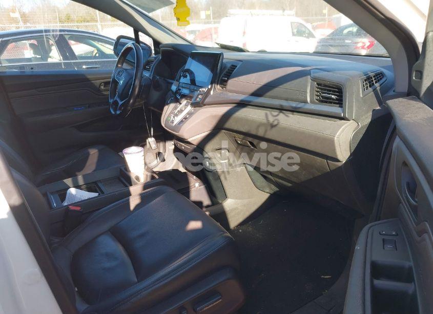 Photo 5 of 2018 Honda Odyssey TOURING (VIN 5FNRL6H88JB028093)