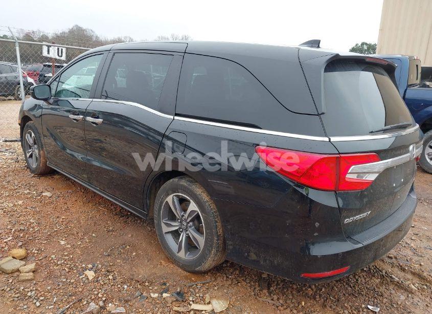 Photo 3 of 2018 Honda Odyssey TOURING (VIN 5FNRL6H88JB034377)