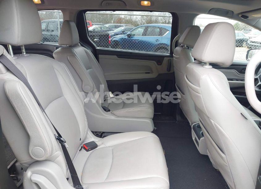 Photo 8 of 2018 Honda Odyssey TOURING (VIN 5FNRL6H88JB034377)