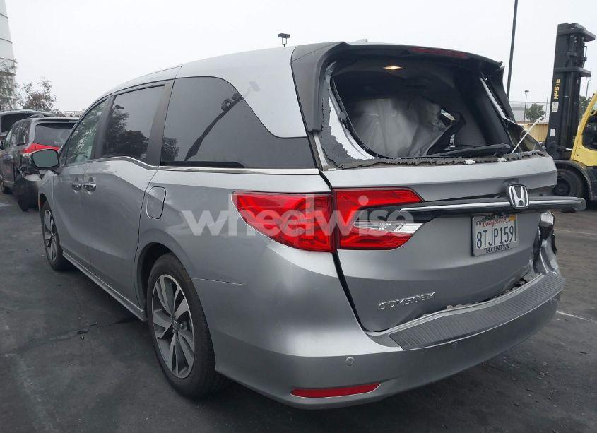 Photo 3 of 2021 Honda Odyssey TOURING (VIN 5FNRL6H88MB000217)
