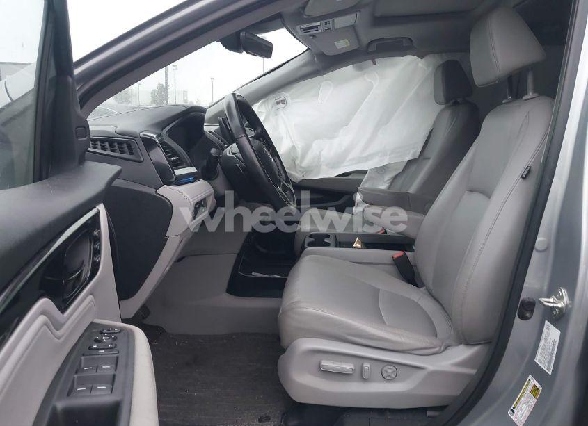 Photo 5 of 2021 Honda Odyssey TOURING (VIN 5FNRL6H88MB000217)
