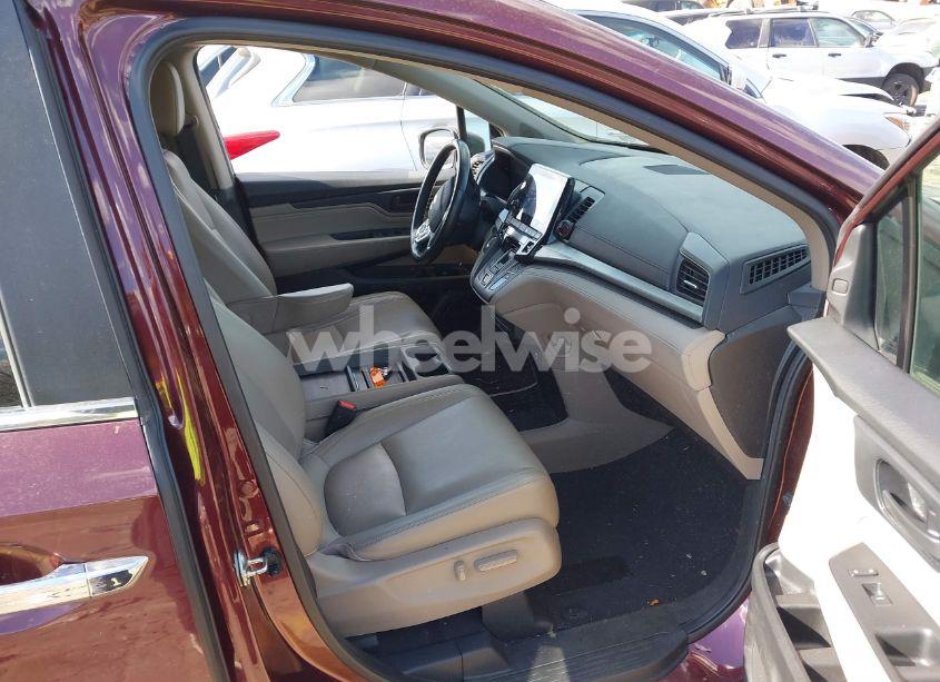 Photo 5 of 2018 Honda Odyssey TOURING (VIN 5FNRL6H8XJB000652)