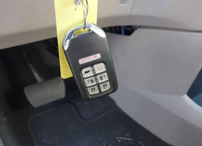 Photo 11 of 2018 Honda Odyssey TOURING (VIN 5FNRL6H8XJB010274)