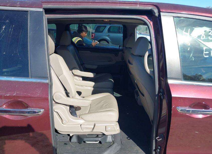 Photo 8 of 2018 Honda Odyssey TOURING (VIN 5FNRL6H8XJB010274)