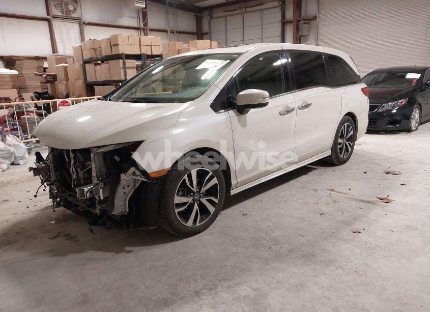 Photo 2 of 2018 Honda Odyssey ELITE (VIN 5FNRL6H94JB034739)
