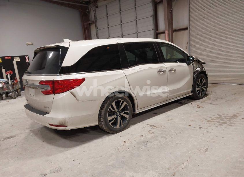 Photo 4 of 2018 Honda Odyssey ELITE (VIN 5FNRL6H94JB034739)