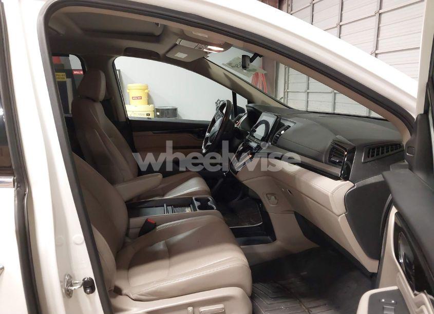 Photo 5 of 2018 Honda Odyssey ELITE (VIN 5FNRL6H94JB034739)