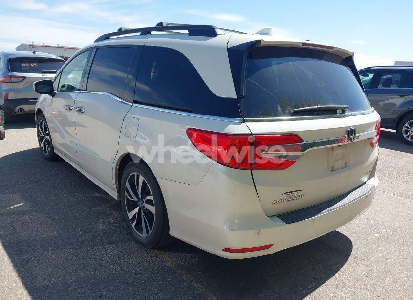 Photo 3 of 2018 Honda Odyssey ELITE (VIN 5FNRL6H96JB080220)