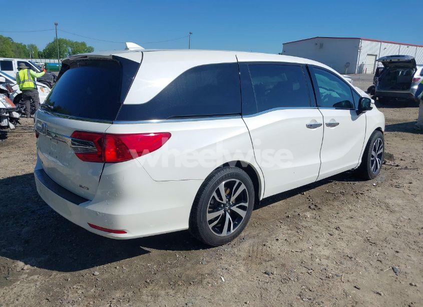 Photo 4 of 2018 Honda Odyssey ELITE (VIN 5FNRL6H97JB084776)