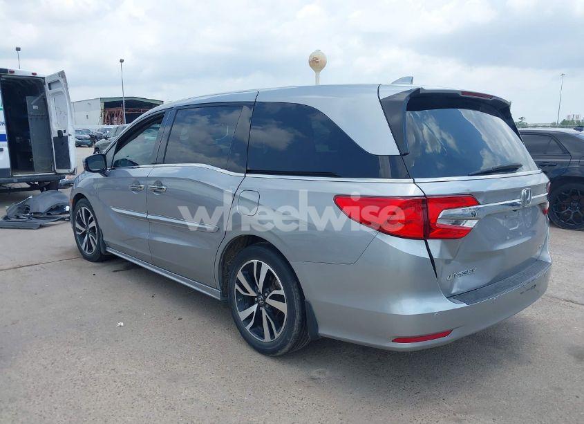 Photo 3 of 2018 Honda Odyssey ELITE (VIN 5FNRL6H98JB062513)