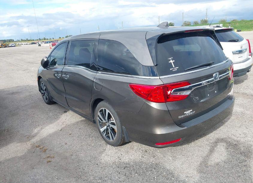Photo 3 of 2018 Honda Odyssey ELITE (VIN 5FNRL6H99JB054968)