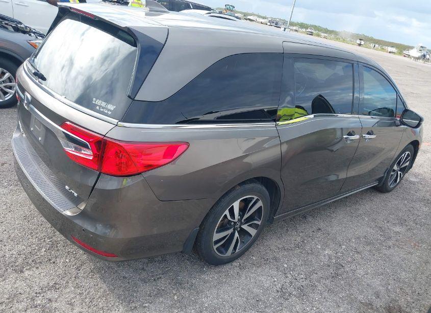 Photo 4 of 2018 Honda Odyssey ELITE (VIN 5FNRL6H99JB054968)