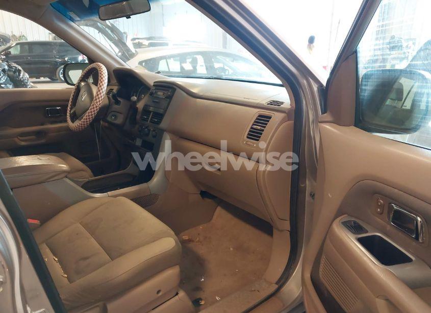 Photo 5 of 2006 Honda Pilot LX (VIN 5FNYF18116B000247)