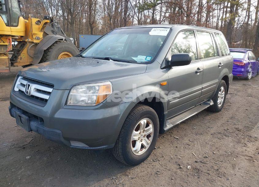 Photo 2 of 2007 Honda Pilot LX (VIN 5FNYF18197B029433)