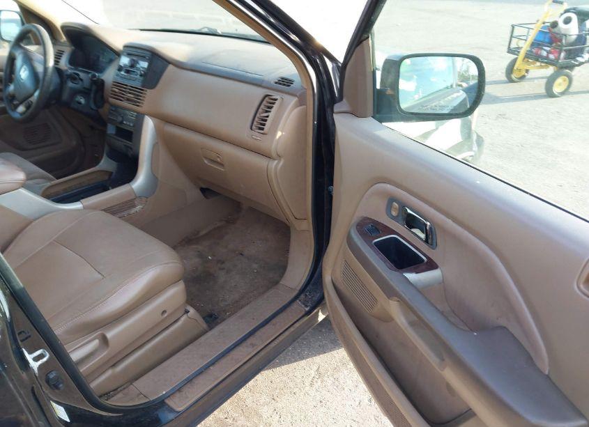 Photo 5 of 2004 Honda Pilot EX (VIN 5FNYF184X4B001596)